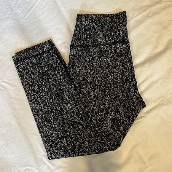 New Lululemon Wunder Under Crop High-Rise *21"
Luon Suited Jacquard Black White - Picture 9 of 9